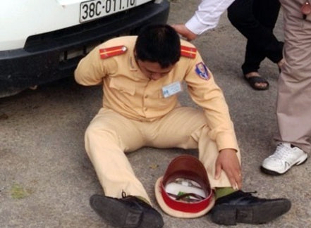 CSGT nhap vien nghi do chu xe dam thang vao nguoi hinh anh