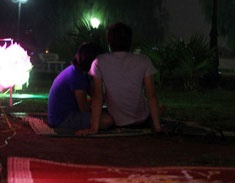 Du nhung doi tinh nhan vao cho khuat de trom do hinh anh