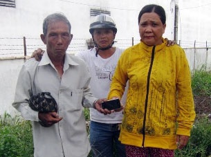 Cap doi trom iPhone khong thoat khoi tay 'hiep si' hinh anh