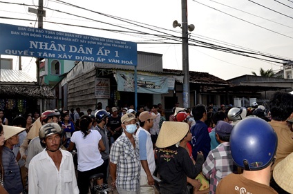 Doi tinh nhan tu tu trong phong tro hinh anh