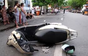 Lai xe can chet thai phu bi tam giu hinh anh