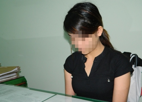 Nu chu tiem cat toc kich duc, moc tui khach hinh anh