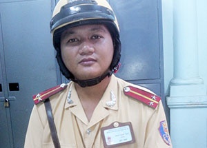 Gap trung uy canh sat giao thong 5 lan bat cuop hinh anh