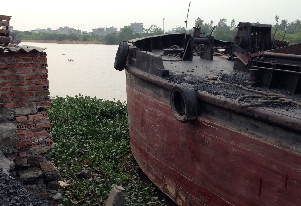Thi the doi nam nu buoc nhau duoi song Lach Tray hinh anh