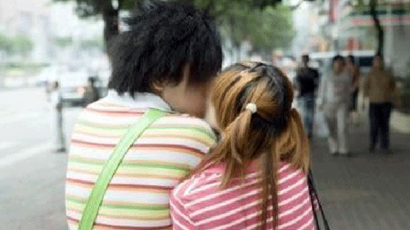 Be gai 13 tuoi dua hai nguoi 'yeu tre' vao tu hinh anh