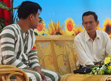 Phia sau nhung la thu xin loi hinh anh