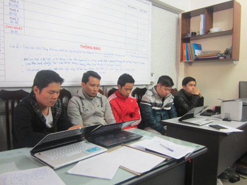 5 thanh nien lap web 'sex' bi bat hinh anh
