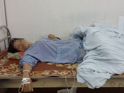 Nhan vien tam quat ke lai dem bi khach lot tran hinh anh