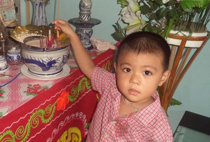 Cha bao cong an nghi van con giet nguoi hinh anh