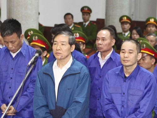 Duong Chi Dung doc tho trong loi noi sau cung hinh anh