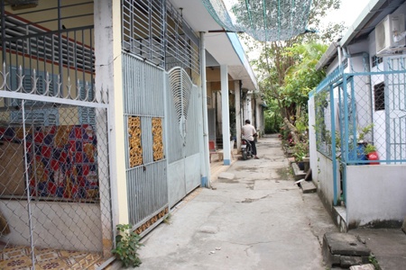 Nam sinh dam Tien si Luat tai nha rieng hinh anh