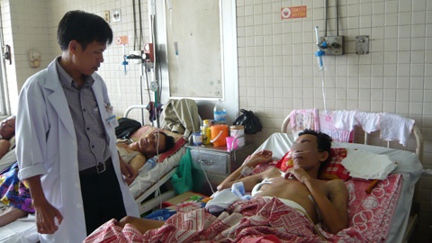 Hy huu: Tai xe bi hoi banh xe xi nat thuc quan hinh anh