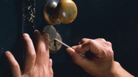 Nu quai 51 tuoi chuyen dot nhap cac cua hang hinh anh