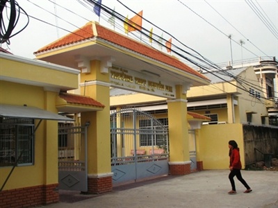 Nhieu hoc sinh bi loi keo vao duong day cam vang gia hinh anh