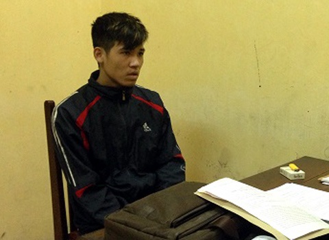 Be gai 3 tuoi bi nhan tinh cua me hanh ha hinh anh