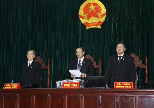 Phong van nong chu toa phien xu em trai Duong Chi Dung hinh anh