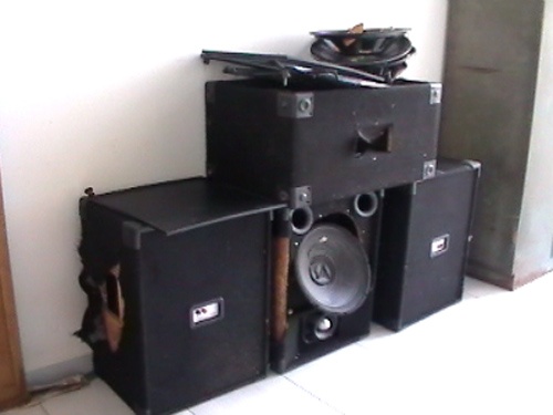 Cai thiet bi no vao loa de de doa anh em cot cheo hinh anh