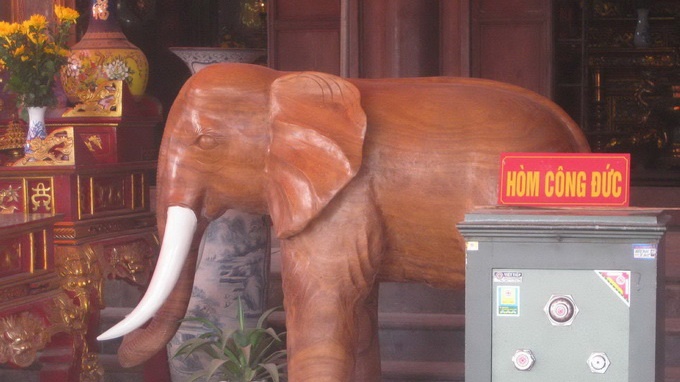 Phat hien mot can bo trom tien cong duc o den Hoang Muoi hinh anh