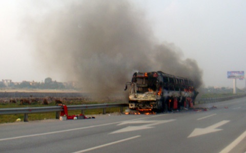 Xe giuong nam chay du doi tren cao toc Phap Van hinh anh