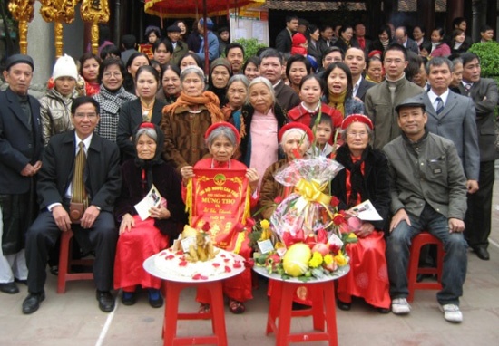 Ngay xuan them am ap voi phong tuc mung tho hinh anh