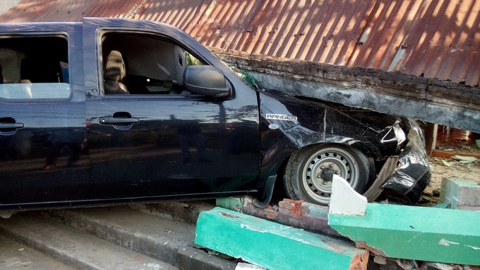 Dap nham chan ga, oto 7 cho dam sap nha dan hinh anh