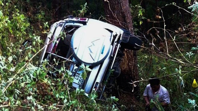 Oto lao xuong vuc, 4 nguoi nhap vien hinh anh