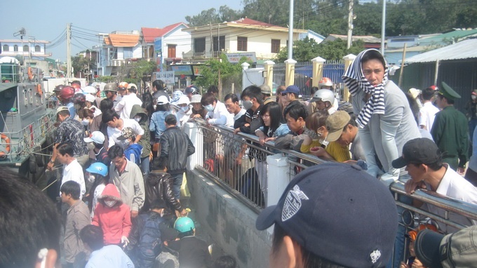 Tau cho khach Ly Son mac can, khach keu cuu hinh anh