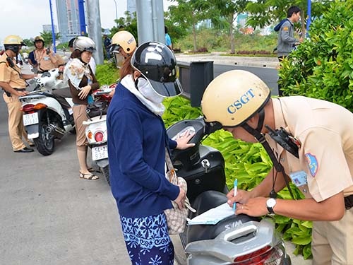 Duoc nop phat thang cho canh sat giao thong hinh anh