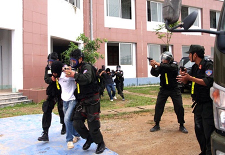 Thu tuong lam Truong Ban Chi dao phong, chong khung bo hinh anh
