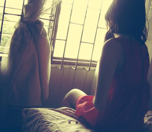 Bi bat vi 'yeu' nguoi chua du tuoi hinh anh