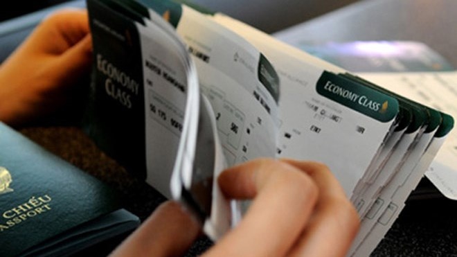 Tam giu mot nguoi ban ve may bay gia hinh anh