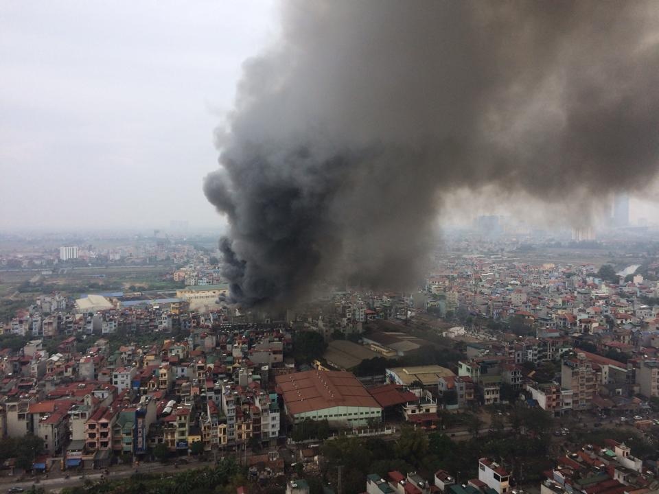 Phong toa duong, dap dam chay o Ha Dong sau hon 4 tieng hinh anh