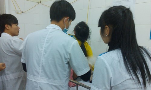 Cuu co gai 'ngao da' lao ra duong chan xe hinh anh