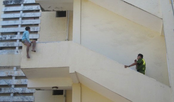 Nam thanh nien xam tro nhay lau benh vien tu tu hinh anh