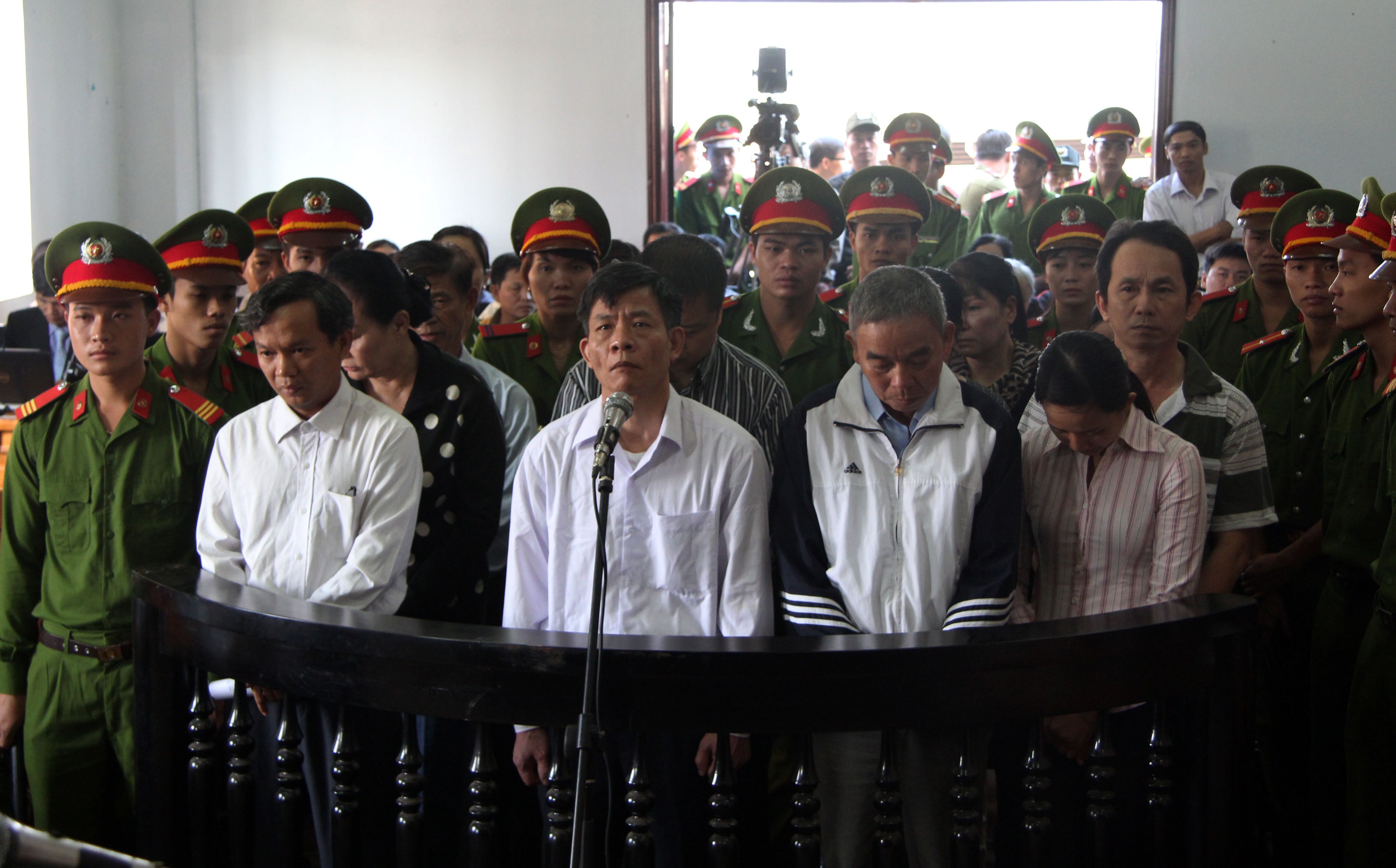 13 bi cao lien quan vu dai an lua dao nghin ty hau toa hinh anh