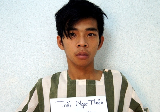 Dua ban gai moi quen vao khach san de giet, cuop hinh anh