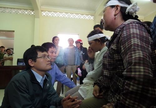 Hai bị cáo Nguyễn Tấn Quang (bìa trái) và Đỗ Như Huy xin lỗi gia đình nạn nhân Ngô Thanh Kiều sau khi kết thúc phiên xử sáng 29/3.