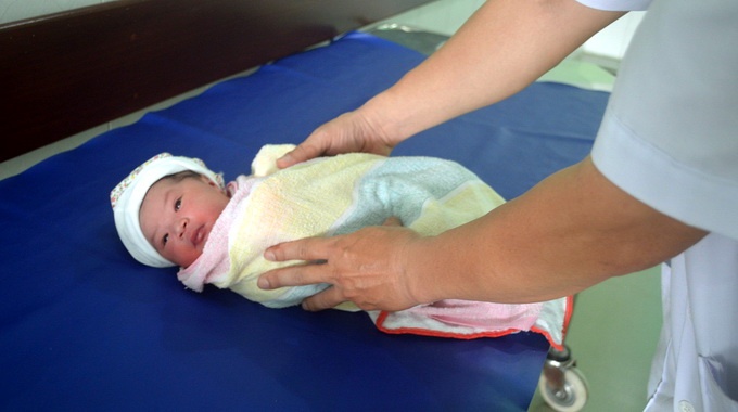 Sau khi được cấp cứu kịp thời, sức khỏe của bé gái đã ổn định.