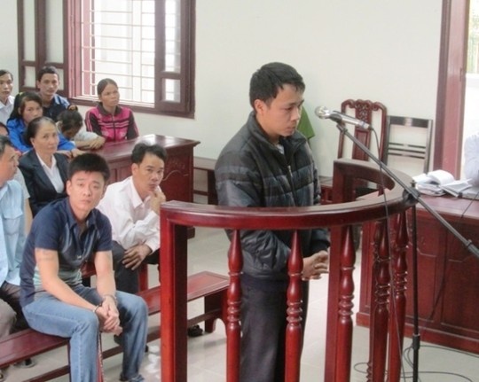 Lê Đôn Thắng trước vành móng ngựa.