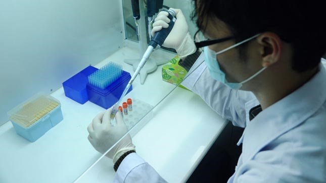 Be gai co thai, nhieu trai lang hoi hop hinh anh