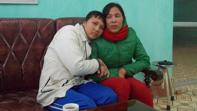 Nguyễn Thị Bưởi (trái) và mẹ.