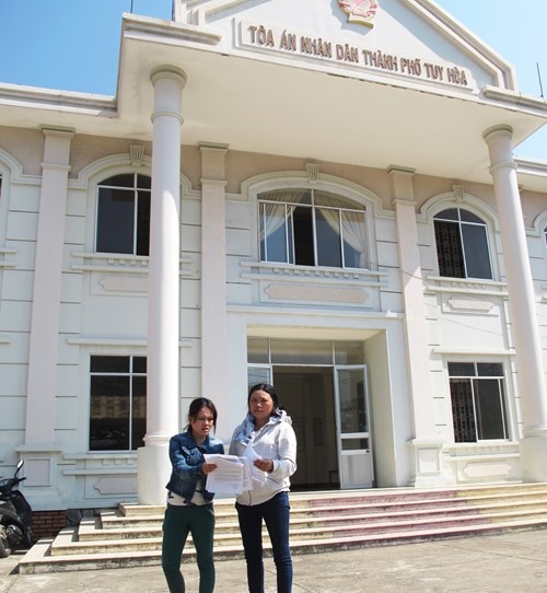 Chị Võ Thị Tâm (vợ anh Kiều, bên trái) cùng chị Ngô Thị Tuyết (chị anh Kiều) đến TAND TP Tuy Hòa nộp đơn kháng cáo chiều 10/4.