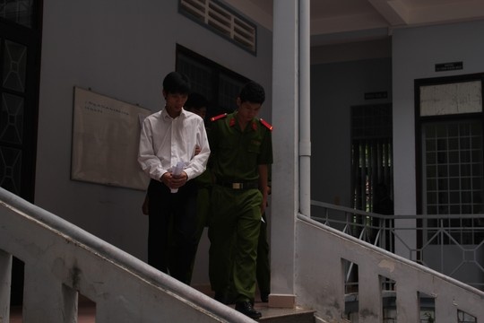 Phương bị dẫn giải ra xe cảnh sát sau phiên xử.