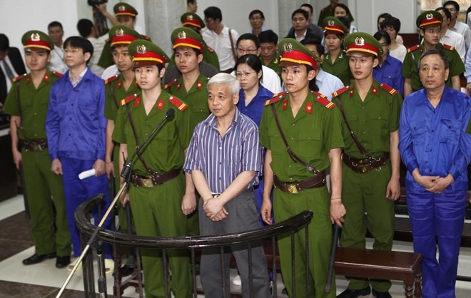 Bị cáo Nguyễn Đức Kiên và đồng phạm đứng trước vành móng ngựa. Ảnh: TTXVN.