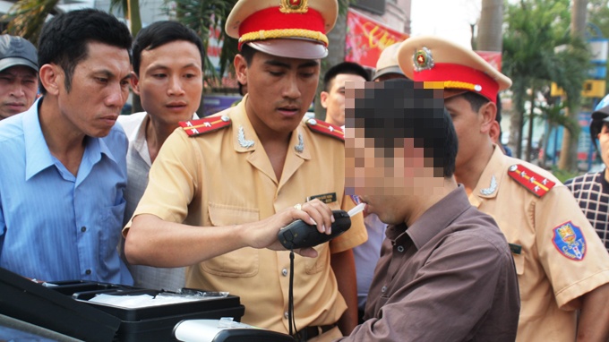 TP.HCM kiem tra nong do con voi lai xe cho hang, cho khach hinh anh