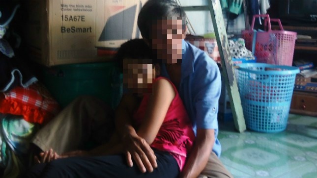 Chiec dien thoai 'lam chung' ga hang xom hai doi be gai hinh anh