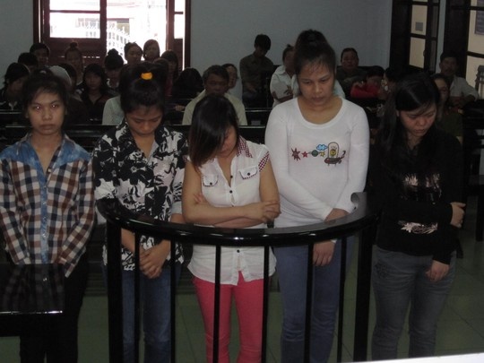 5 thieu nu ru nhau di cuop hinh anh