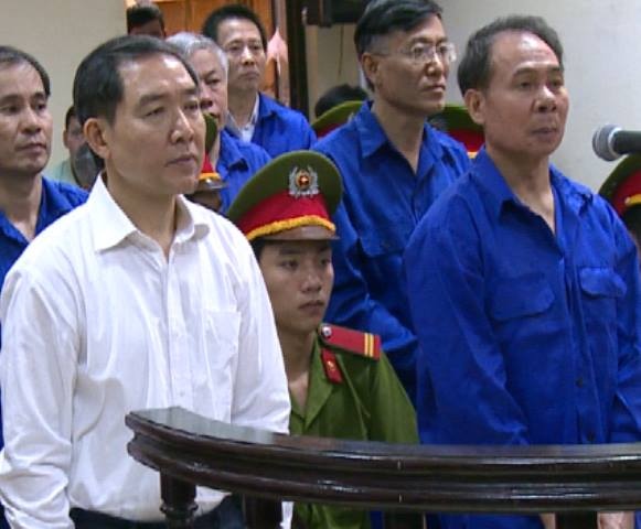 Dương Chí Dũng và đồng phạm tại tòa.