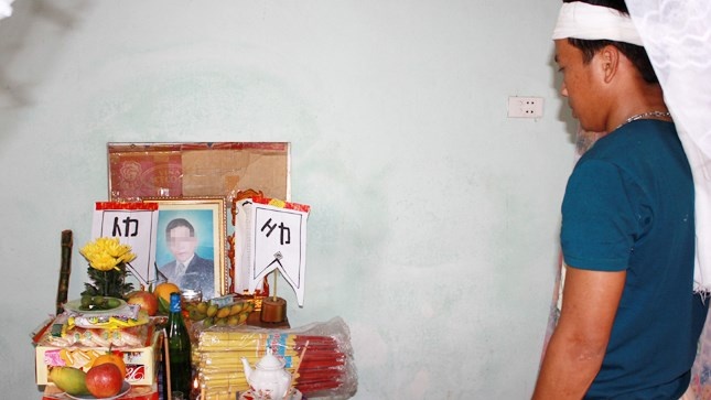 Người con trai bên di ảnh cha.