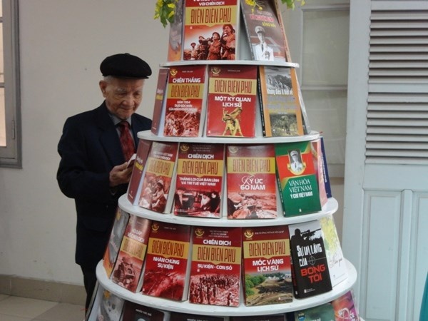 Đại tá Đỗ Sâm bên những trang sách về chiến dịch Điện Biên Phủ.